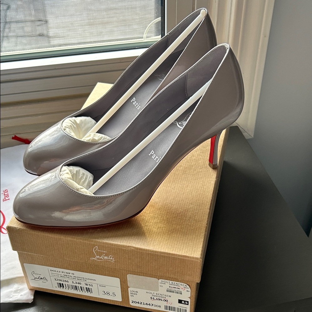 Christian Louboutin - DOLLY PUMP 70- Grey patent leather. Red Sole